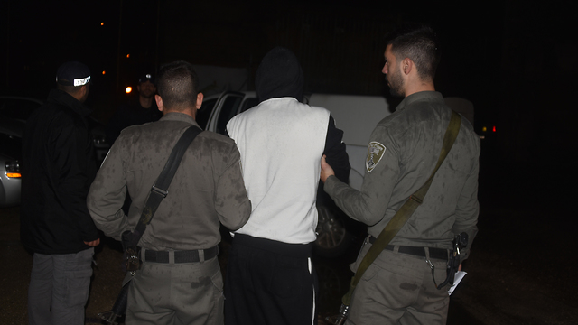 מעצר חשודים והחרמת ציוד בעקבות מעקב השוטרת (צילום: דוברות המשטרה ) (צילום: דוברות המשטרה )