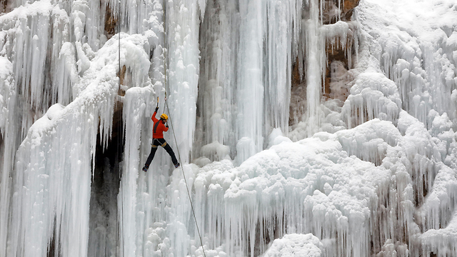 מטפסים במפלי קרח באיראן (צילום: EPA) (צילום: EPA)