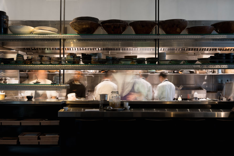 המטבח של ''דיסקו טוקיו'' משרת גם את יושבי הבר, ובפעם הראשונה בעסקי הקבוצה המגוונים (קופי בר, בראסרי, הוטל מונטיפיורי ודליקטסן) - הוא פתוח לעיני הלקוחות (צילום: גדעון לוין)