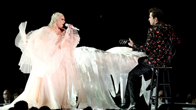 ביצוע מרגש. ליידי גאגא ומארק רונסון (Getty Images) (Getty Images)