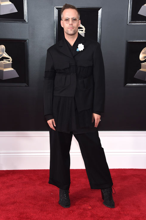 מכנסיים שחורים של ריק אוונס וז'קט של מייזון מרג'יאלה. ג'סטין טרנטר (צילום: Gettyimages)