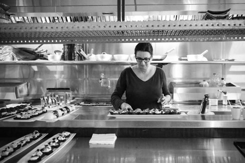 רותי ברודו במטבח של ''דיסקו טוקיו'' (צילום: עידית בן עוליאל)