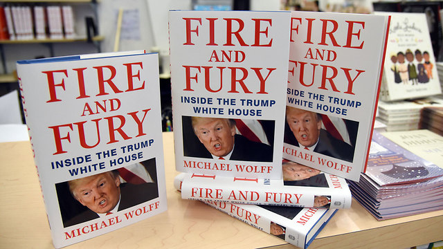 הספר של מייקל וולף שמתאר כאוס בבית הלבן נמכר ביותר מ-1.7 מיליון עותקים. "אש וזעם" בחנות ספרים בוושינגטון (צילום: MCT) (צילום: MCT)