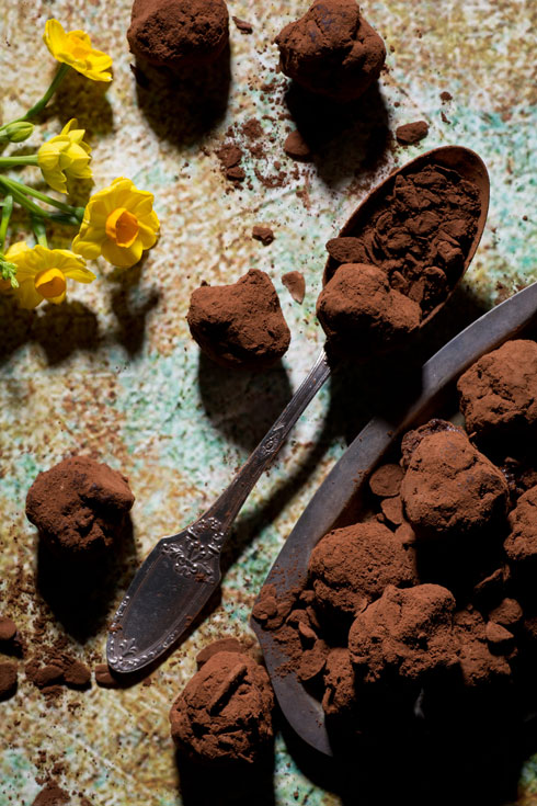 טראפלס שוקולד ושזיפים שחורים  (צילום: בועז לביא, סגנון: עמית דונסקוי)