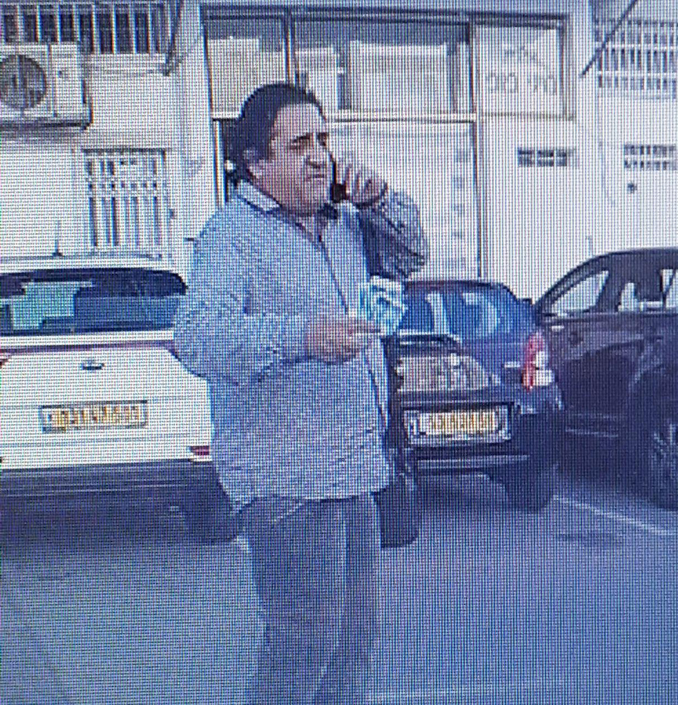 משה טיראן אל-על אוחז בשטרות בצאתו ממונית ()