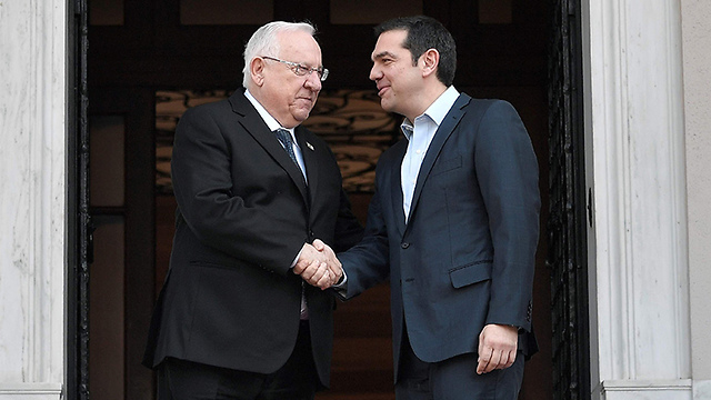 ריבלין בפגישתו היום עם ראש ממשלת יוון אלכסיס ציפראס (צילום: AFP) (צילום: AFP)