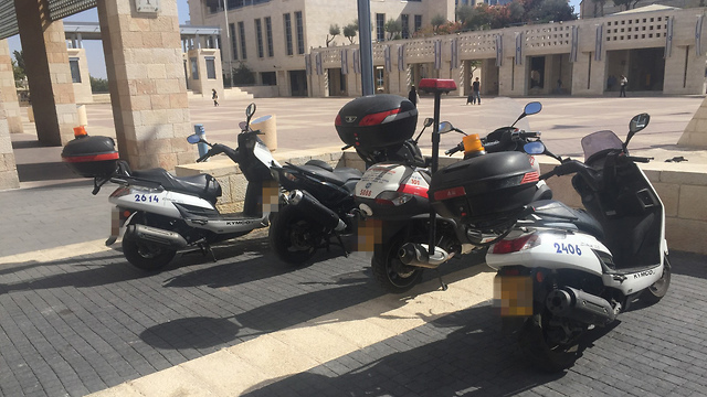 אופנועים של עיריית ירושלים על המדרכה (צילום: יואב ללום) (צילום: יואב ללום)
