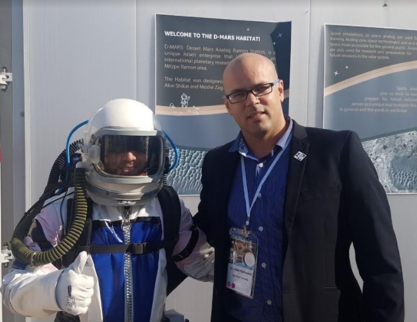 ד"ר הילל רובינשטיין עם איש הצוות, המהנדס יובל פורת, הלבוש בבגדי אסטרונאוט (צילום: יח"צ)