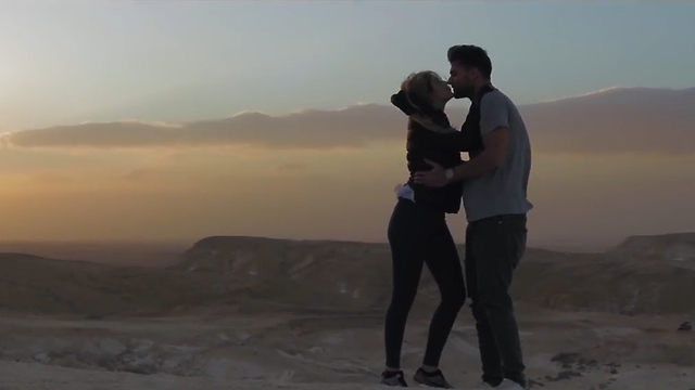 הזוג המטייל שמציג את המדבר הישראלי באופן שונה ()
