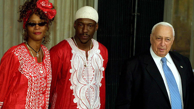 זוגיות הרסנית. וויטני, בובי בראון וראש הממשלה אריאל שרון בביקור של הזוג בישראל ב-2003 (Getty Images) (Getty Images)
