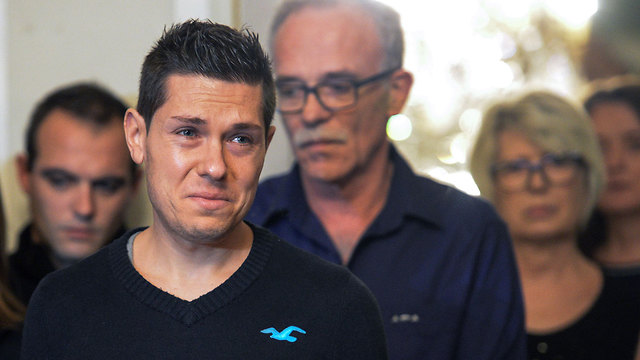 דוואל עם דמעות בעיניו והוא לצד הוריה של אשתו (צילום: AFP) (צילום: AFP)