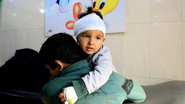 ילד סורי שנפצע בהפגזה טורקית בעפרין (צילום: AFP) (צילום: AFP)