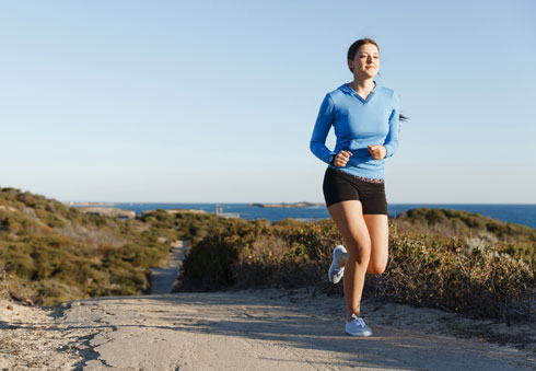מחקרים מדעיים מוכיחים כי דווקא אצל נשים שממשיכות להתאמן ולרוץ במהלך החודש כולו, תופעות הלוואי של המחזור מצטמצמות (צילום: Shutterstock)