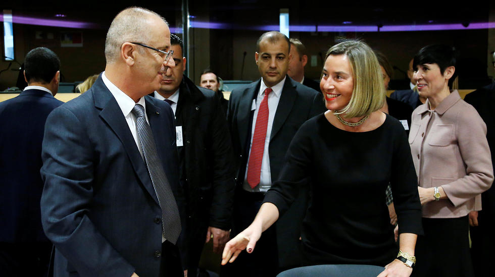 EU foreign policy chief Federica Mogherini (R) welcomes Palestinian Prime Minister Rami Hamdallah (Photo: Reuters)