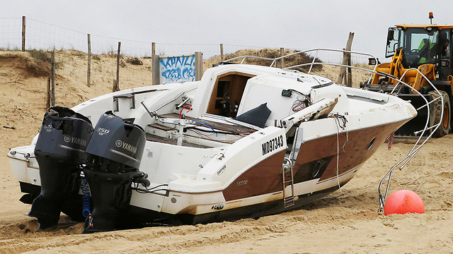 הסירה שנסחפה לחוף (צילום: AP) (צילום: AP)