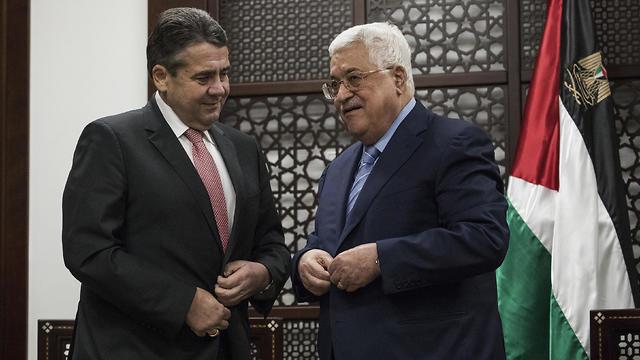 Foreign Minister Gabriel (L) later met with PA President Abbas (Photo: MCT)