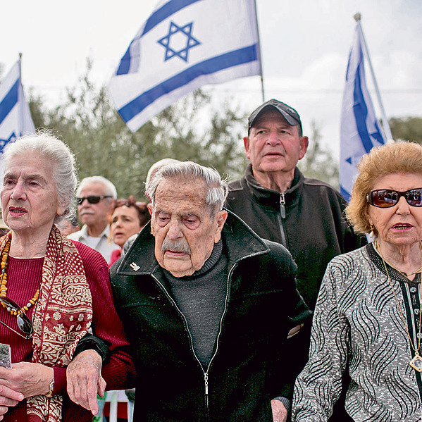 גורי ואשתו עליזה (משמאל) במחאת ותיקי הפלמ"ח בשער הגיא, בשנה שעברה | צילום: אוהד צויגנברג