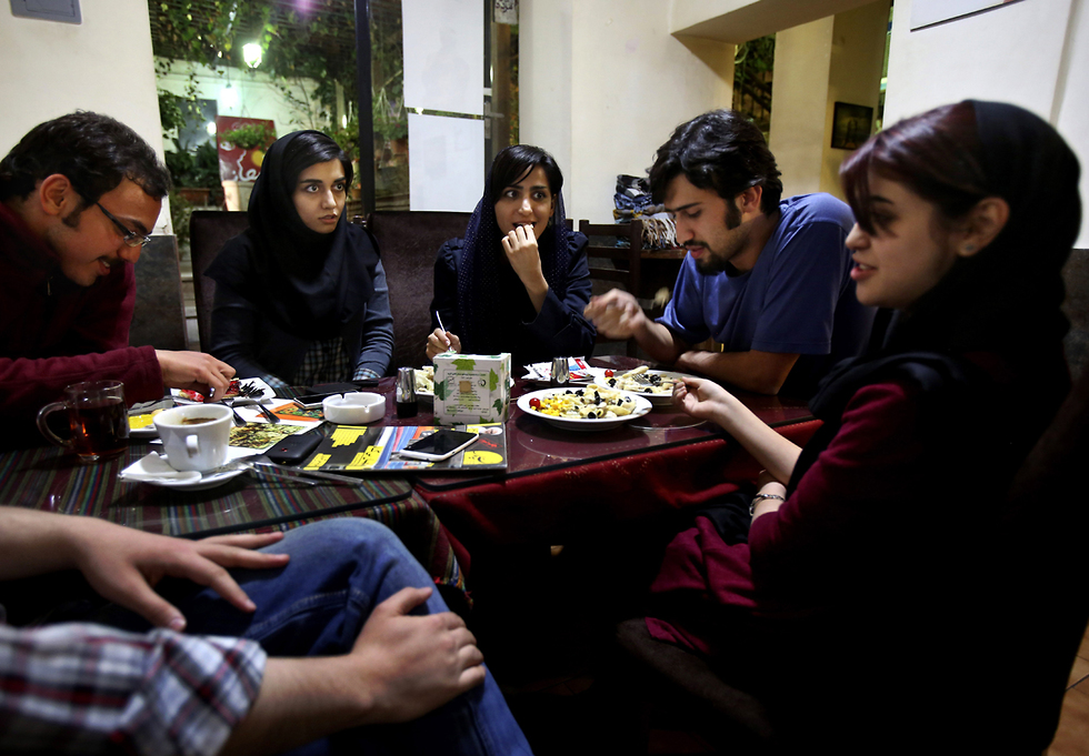 צעירים בבית קפה בטהרן, ארכיון (צילום: AP) (צילום: AP)