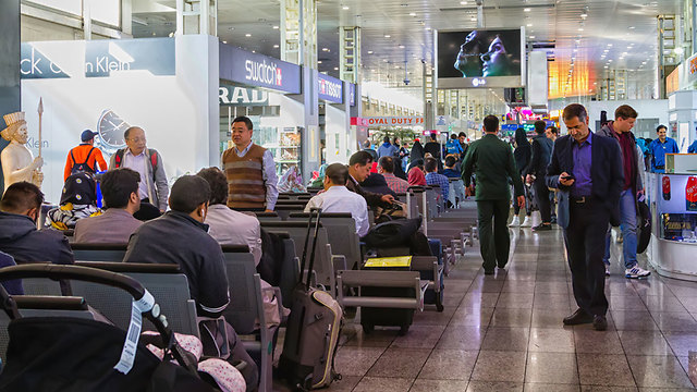 נוסעים בשדה התעופה בטהרן (צילום: shutterstock) (צילום: shutterstock)