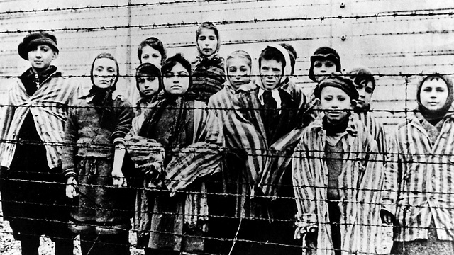 Auschwitz prisoners (Photo: AP)