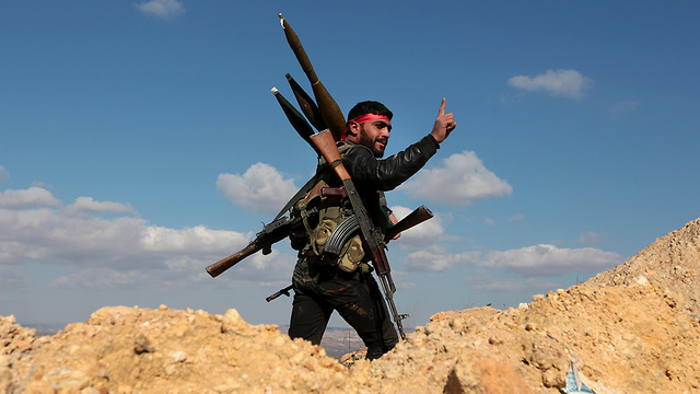 Боец сирийского вооруженного формирования, созданного турками для борьбы с курдским ополчением. Фото: AP