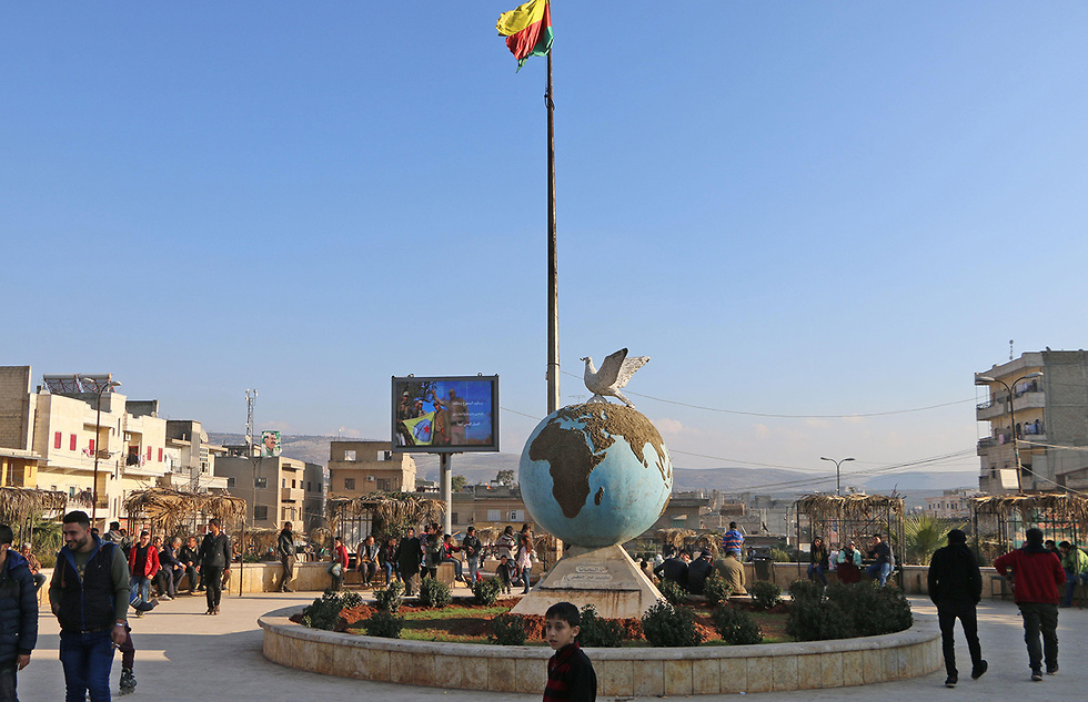 Главная площадь Африна под курдским флагом, февраль 2018. Фото: AFP