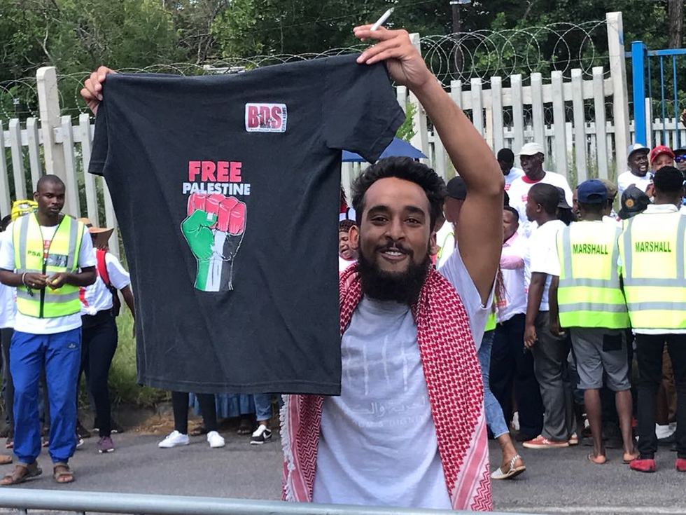 A pro-Palestinian protester in Pretoria (Photo: Ofra Friedman, Israel Tennis Association)