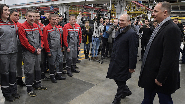 נשיא רוסיה במפעל לייצור נשק (צילום: EPA) (צילום: EPA)