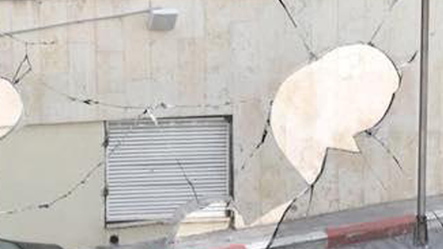 חלונות מנופצים בבניין העירייה באשדוד, הבוקר ()