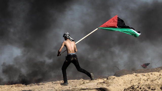Участник беспорядков в Газе. Фото: AFP