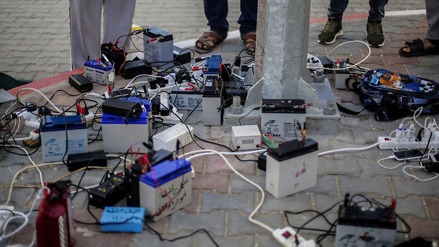 Only a few hours of electricity daily (Photo: AFP)