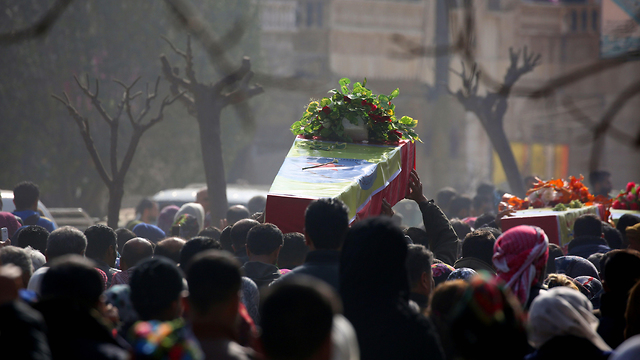 הלוויית לוחמי המיליציה הכורדית YPG שנהרגו בעימותים עם צבא טורקיה באזור עפרין, סוריה (צילום: AFP) (צילום: AFP)