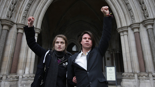 עם החברה סילביה מן מחוץ לבית המשפט (צילום: AFP) (צילום: AFP)