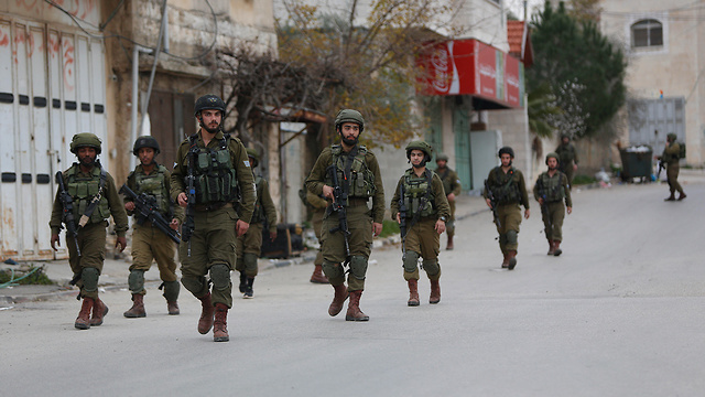 IDF forces in search of al-Karim (Photo: AP)