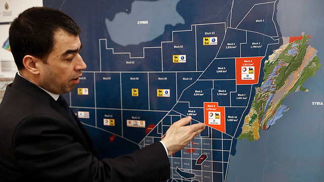שר האנרגיה הלבנוני מצביע על שטח ימי שנוי במחלוקת בין המדינות (צילום: AP) (צילום: AP)