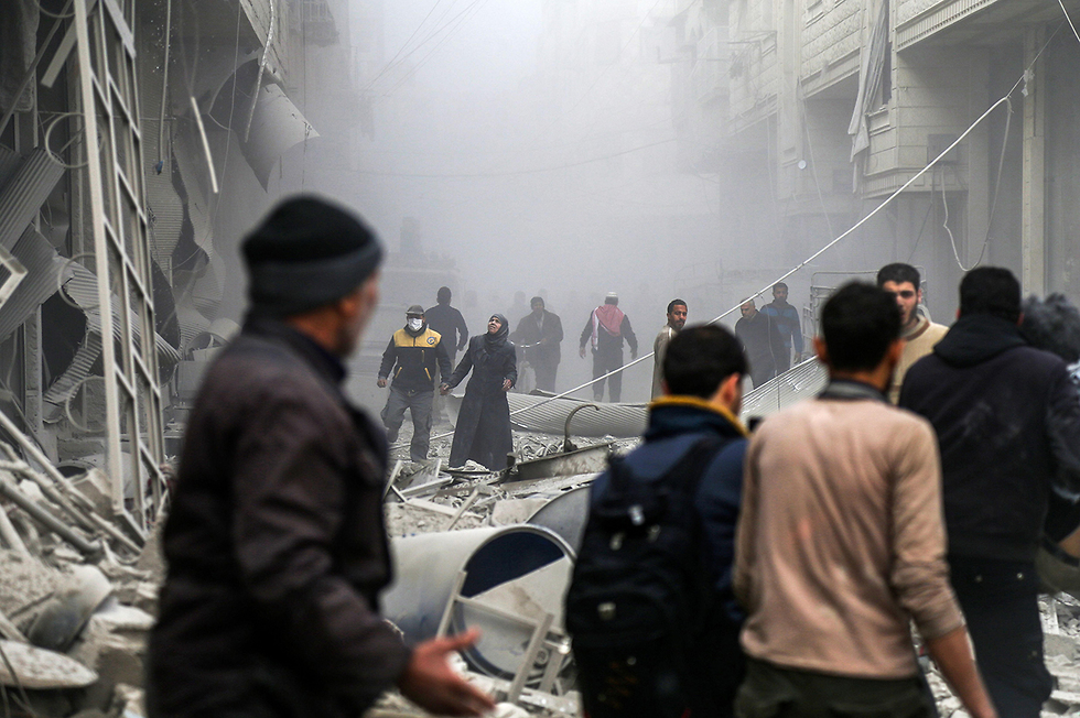 "דקה אחרי דקה, מניין הקורבנות מטפס". ההפצצות בא-רוטה (צילום: AFP) (צילום: AFP)