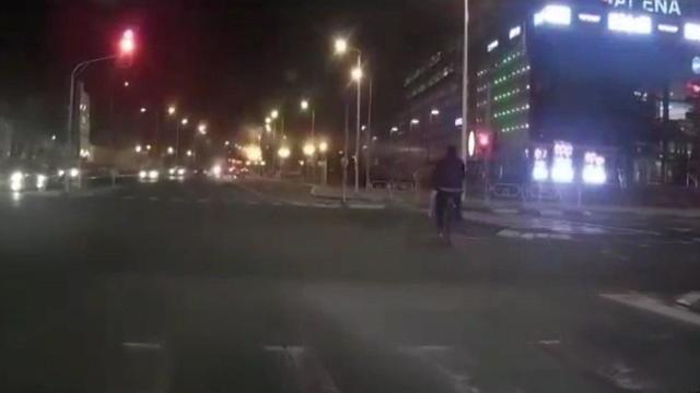 רוכב האופניים שחצה צומת באור אדום ()