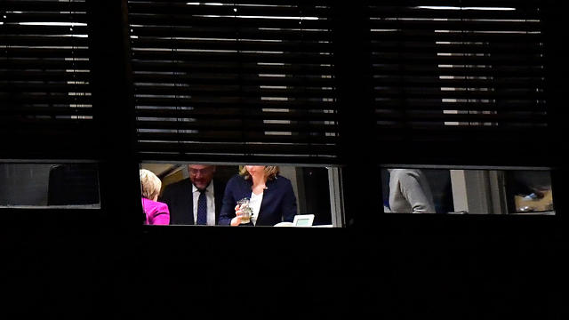 מנהיג הסוציאל-דמוקרטים בשיחות המשא ומתן עם מרקל במטה המפלגה שלה בברלין (צילום: AFP) (צילום: AFP)