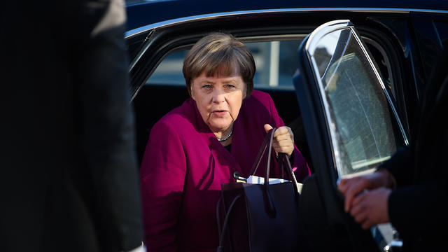 מרקל בדרך לשיחות הקואליציוניות בברלין (צילום: AFP) (צילום: AFP)