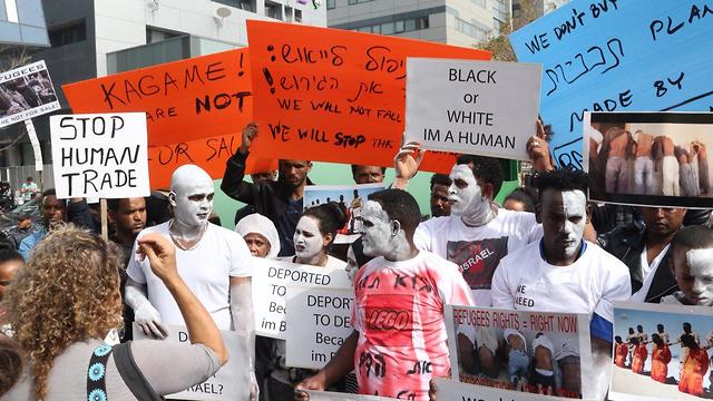 ההפגנה של מבקשי המקלט מול שגרירות רואנדה, היום (צילום: מוטי קמחי) (צילום: מוטי קמחי)