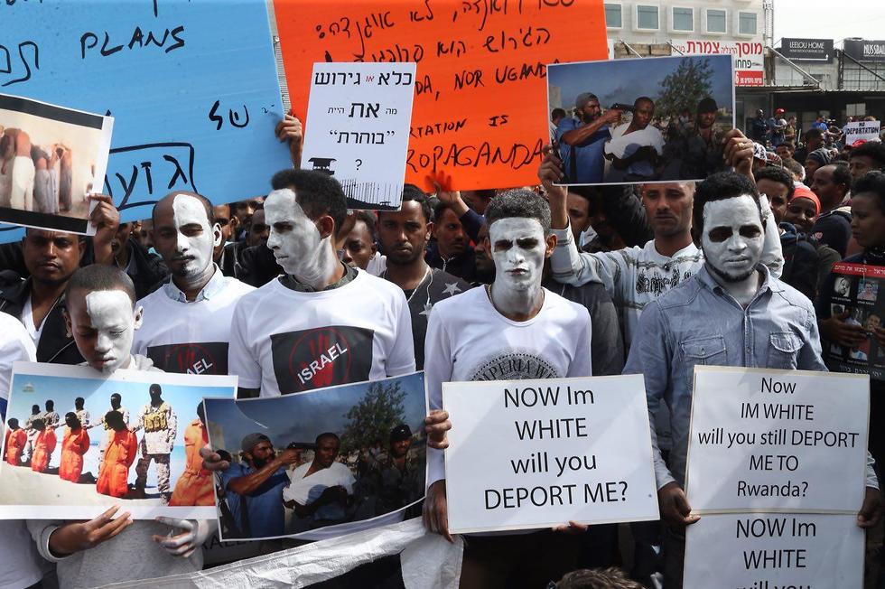 A protest in Herzliya against the deportation of Eritrean and Sudanese asylum seekers (Photo: Motti Kimchi)