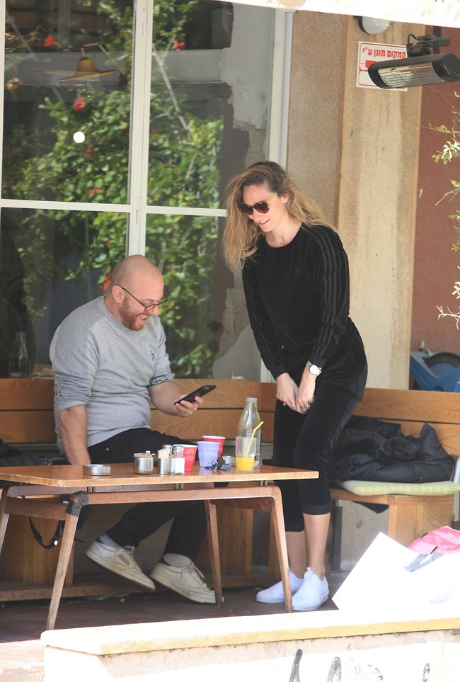 "התפוזים גמרו אותי, חייבת פיפי" (צילום: מוטי לבטון) "התפוזים גמרו אותי, חייבת פיפי" (צילום: מוטי לבטון)