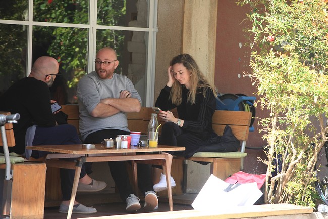 "רגע, רושפלד שלח לי הודעה". מיכל אנסקי (צילום: מוטי לבטון) "רגע, רושפלד שלח לי הודעה". מיכל אנסקי (צילום: מוטי לבטון)