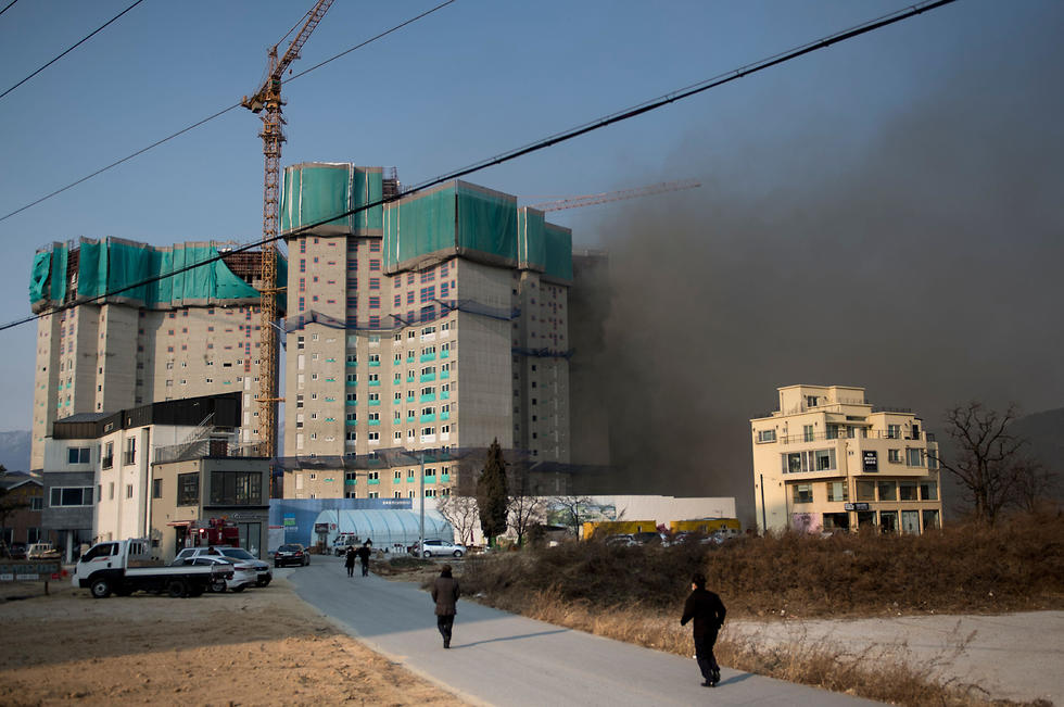 השריפה במתחם המגורים (צילום: AFP) (צילום: AFP)