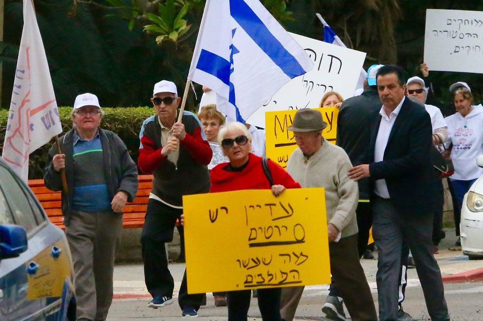 ניצולי שואה מפגינים מול שגרירות פולין בתל אביב (צילום: מוטי קמחי) (צילום: מוטי קמחי)