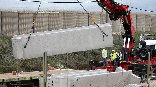 בניית החומה בגבול ישראל-לבנון (צילום: רויטרס) (צילום: רויטרס)