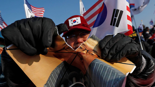 הפגנה המונית נגד נשיא דרום קוריאה (צילום: רויטרס) (צילום: רויטרס)