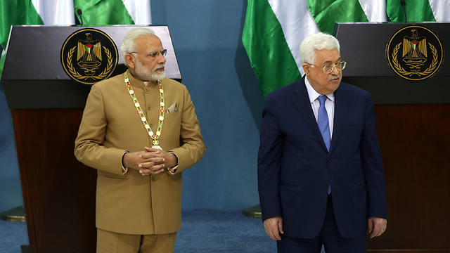 Indian leader Modi and PA President Abbas (Photo: EPA)