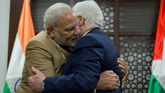 Abbas and Modi hug (Photo: AP)