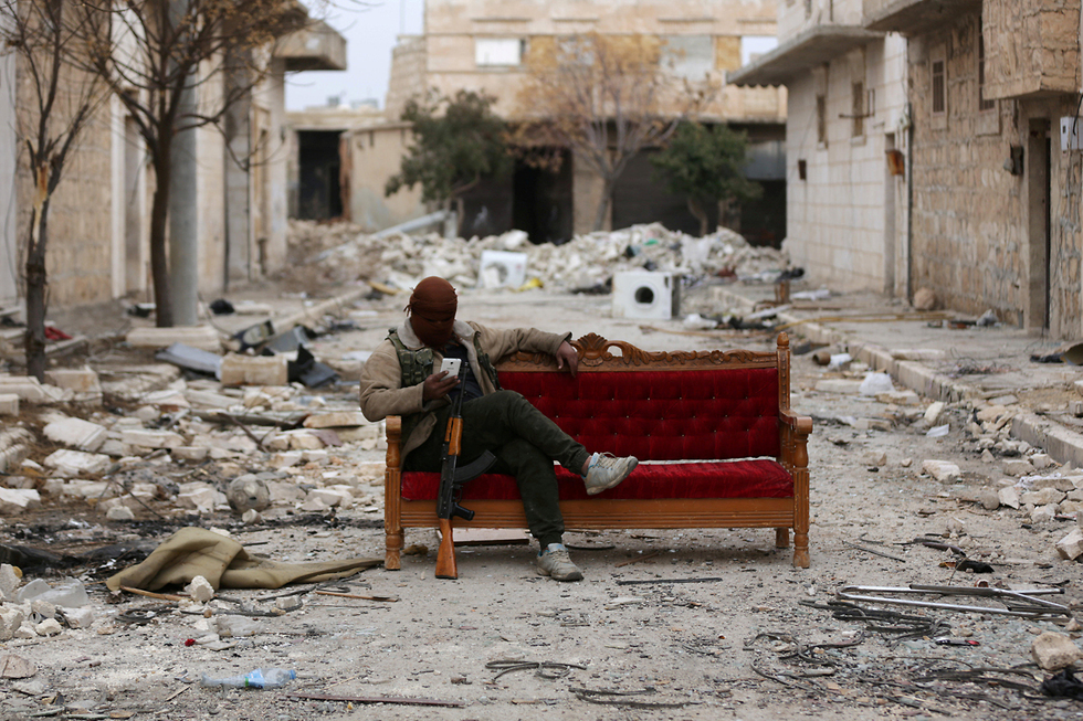 הפוגה בקרב: מורד סורי בפרברי אל-באב בסוריה (צילום: רויטרס) (צילום: רויטרס)